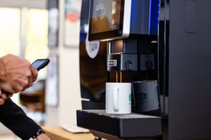 Kaffeemaschine, die Kaffee per Self-Service-System ausgibt, um Personalmangel in Bäckereien entgegezuwirken